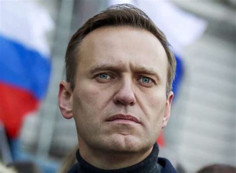 Il Caso Navalny: Un Avvelenamento Misterioso e le Sue Conseguenze Sulla Politica Russa